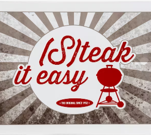 Metalowa tabliczka Weber z tłoczonym napisem „Steak it easy”