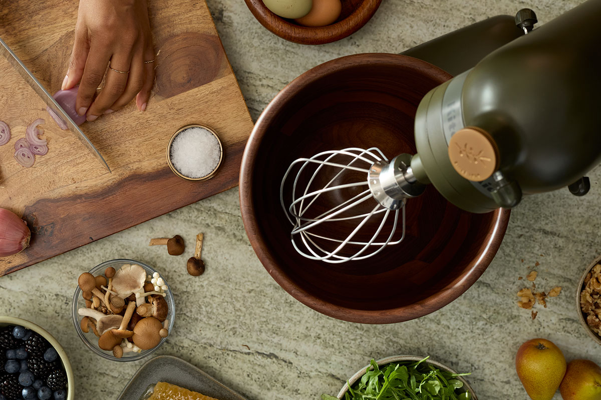 KitchenAid Artisan Evergreen z misą z drewna orzechowego